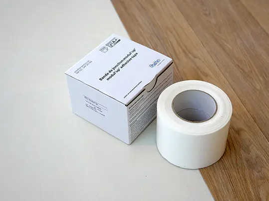 Doosje met dubbelzijdig losleg tape